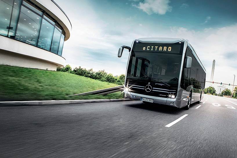 Городской автобус с гибридным приводом был выбран &quot;Автобусом 2019 года&quot;. Эта версия Citaro оборудована дополнительным электромотором мощностью 14 кВт, который помогает дизелю при трогании, а при замедлении работает как генератор. Вес электрооборудования всего 156 кг, и оно помогает снизить расход топлива на 8,5 процента. Электробус eCitaro готов перевезти до 88 пассажиров на 150 км.