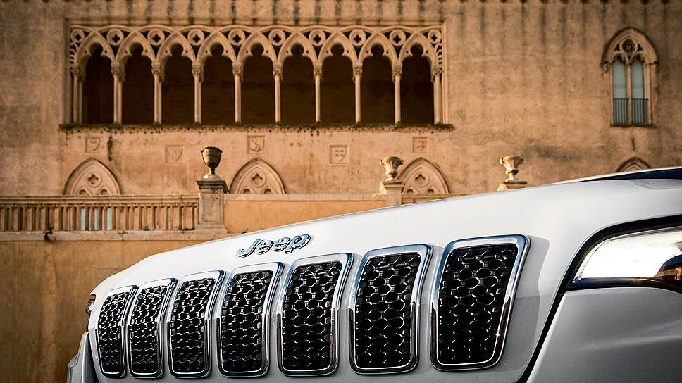 В России обновленный Jeep Cherokee доступен в пяти комплектациях. Версии Sport, Longitude, Limited, Overland отличаются уровнем оснащения, в то время как комплектация Trailhawk предполагает улучшенные внедорожные характеристики.
