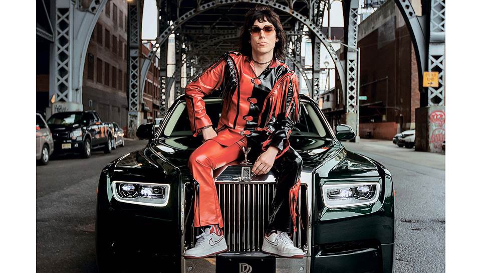 Сразу видно, что Люк Спиллер из рок-группы The Struts - не владелец этого Rolls-Royce Phantom, а так, взял покататься. Впрочем, рок-музыка всегда выражала конфликт с общепринятыми нормами, поэтому поза Спиллера скорее говорит о том, где он видел такой и подобные символы власти и роскоши.
