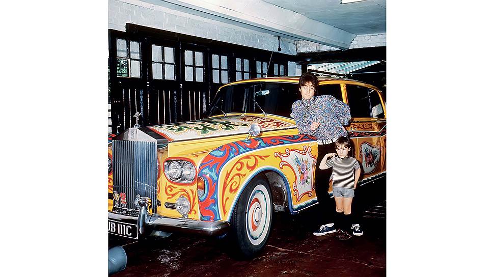 Фотография Джона Леннона с сыном Джулианом на фоне знаменитого Rolls-Royce Phantom V в психоделической желтой раскраске - образец простой и непринужденной позы. Многие владельцы снимаются так со своими машинами, но только вот не у всех они так раскрашены. И не у всех есть такие живописные рубашки.