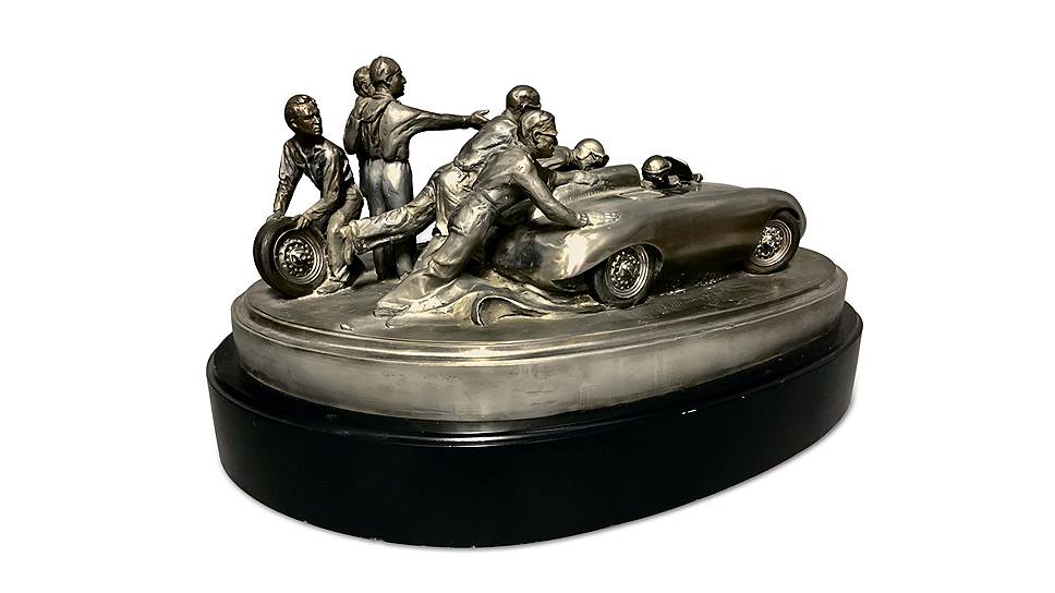 Скульптура автомобиля скорее аллегорическая - ни на один из тех трех Porsche он не похож, хотя больше напоминает Glockler-Porsche. Скульптор растиражировал свое творение в количестве 21 экземпляра; у выставленного на торги - номер 14.