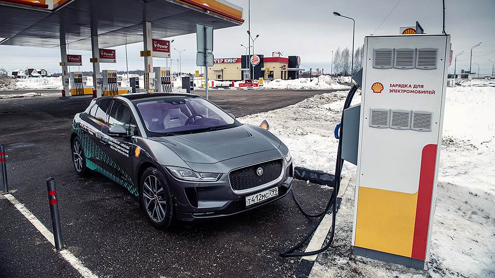 Зарядные станции на АЗС Shell позволили восполнить уровень заряда батарей до 100 процентов за минимальное время. Развитие таких точек зарядки со временем сделает путешествия на электромобилях по России совершенно беспроблемными.