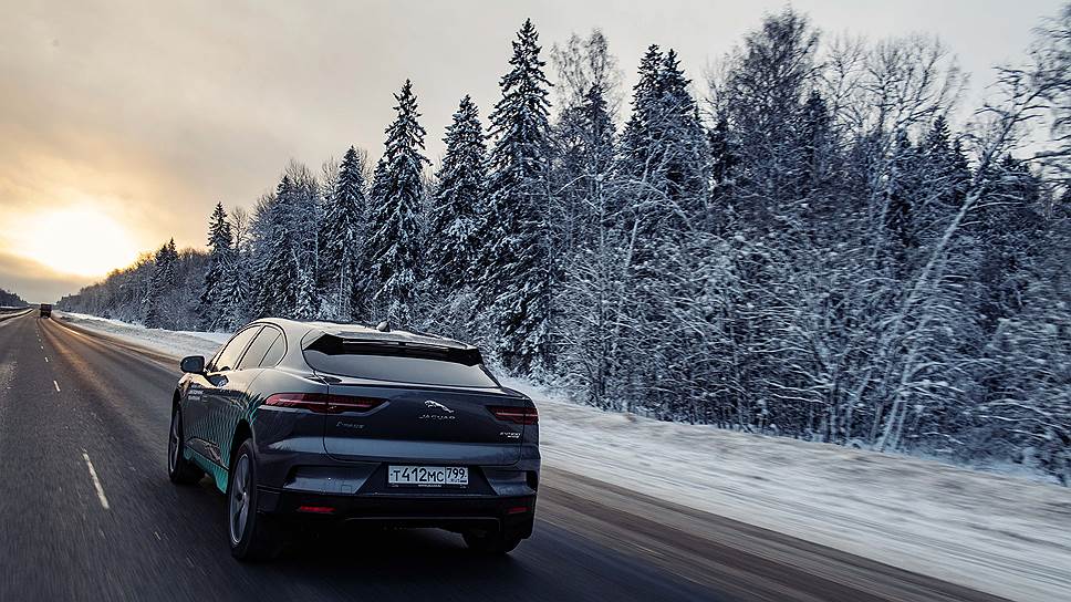 Jaguar I-Pace создавался как будто специально для русской зимы: он может работать и при температурах около минус 40 градусов по Цельсию - на 10 градусов ниже, чем традиционные электромобили. Низкое сопротивление энергоячеек, изоляция аккумуляторного блока и усовершенствованная система термораспределения являются залогом стабильной работы Jaguar I-Pace в любых погодных условиях. 
