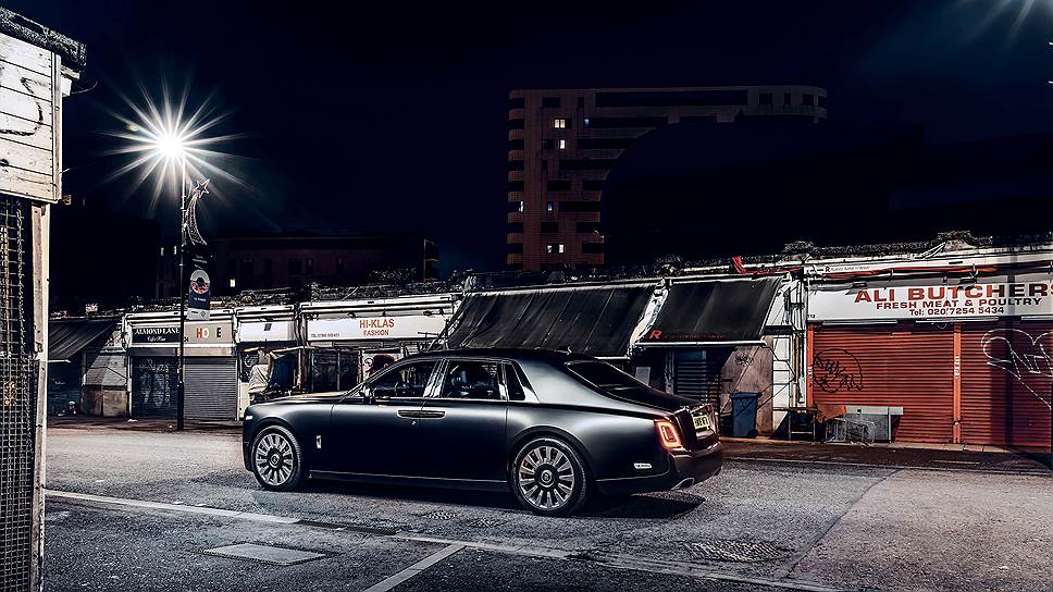 Фантомобиль. Rolls-Royce Phantom не столько машина, сколько культурный объект. Фирма традиционно утверждает, что ее мегаседан не состоит в конкуренции с моделями автомобилей других брендов. Phantom, дескать, следует рассматривать в одном ряду с дорогущей недвижимостью, яхтами, частными самолетами или предметами искусства.
