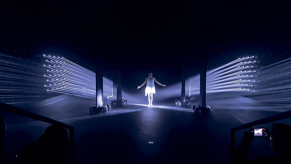 Leading with Light или «Направляя светом» – так называлась инсталляция японской студии медиадизайна Rhizomatiks. Компания Lexus участвует в Миланской неделе дизайна уже двенадцатый раз и неизменно удивляет великолепными шоу, которые происходят в специальном закрытом павильоне для ограниченного круга зрителей.