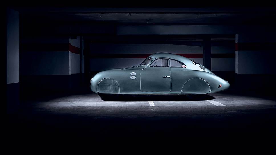 Type 64 - это переходный автомобиль, недостающее звено, как многие его называют, соединяющее Volkswagen и Porsche. После войны им лично пользовался Фердинанд Порше, и именно этот экземпляр будет выставлен на аукцион. 

