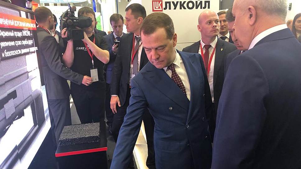 На Российском инвестиционном форуме в Сочи с образцами битума производства компании «ЛУКОЙЛ» ознакомился председатель правительства Российской Федерации Дмитрий Медведев.