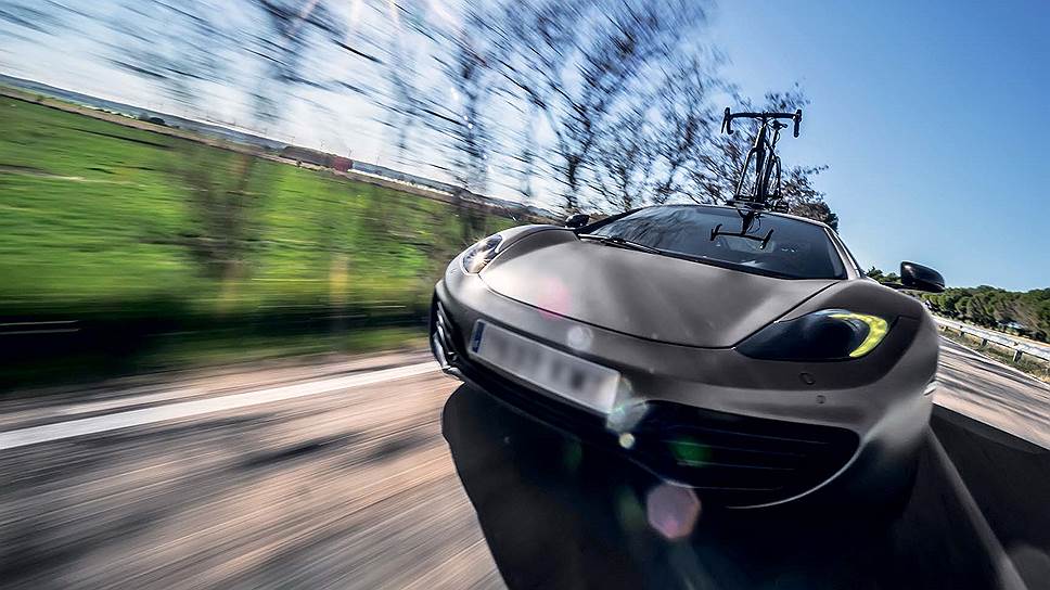 Британский McLaren MP4-12C (2011-2014 гг.) построен с использованием углепластика и алюминия. Мотор 600-сильный V8 3.8, привод задний, коробка роботизированная семиступенчатая. Максимальная скорость - 333 км/ч, разгон с места до первой сотни занимает три секунды.  
