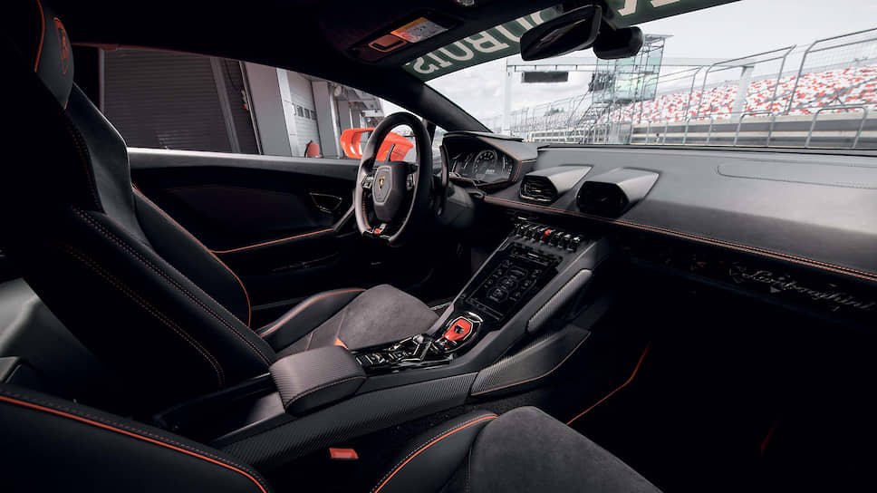 Теперь кокпит спорткара оборудован современной информационно-развлекательной системой, расположившейся в основании центрального тоннеля и заместившей собой целый ряд тумблеров и кнопок. Покупателям была также предложена эксклюзивная внутренняя отделка из премиальных материалов: кожи, алькантары и уникального углеводородного материала под названием Carbon Skin, разработанного специально для Lamborghini.