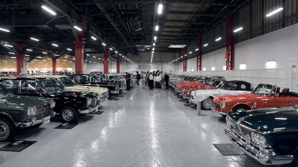 Zama Heritage Car Garage, расположенный в городке Дзама, недалеко от Ацуги, – это именно гараж, а не музей. Здесь нет музейного лоска, машины, от самого первого Datsun 12 Phaeton, выпущенного в декабре 1933 года, и до самого первого Infiniti Q45, стоят нескончаемыми рядами.