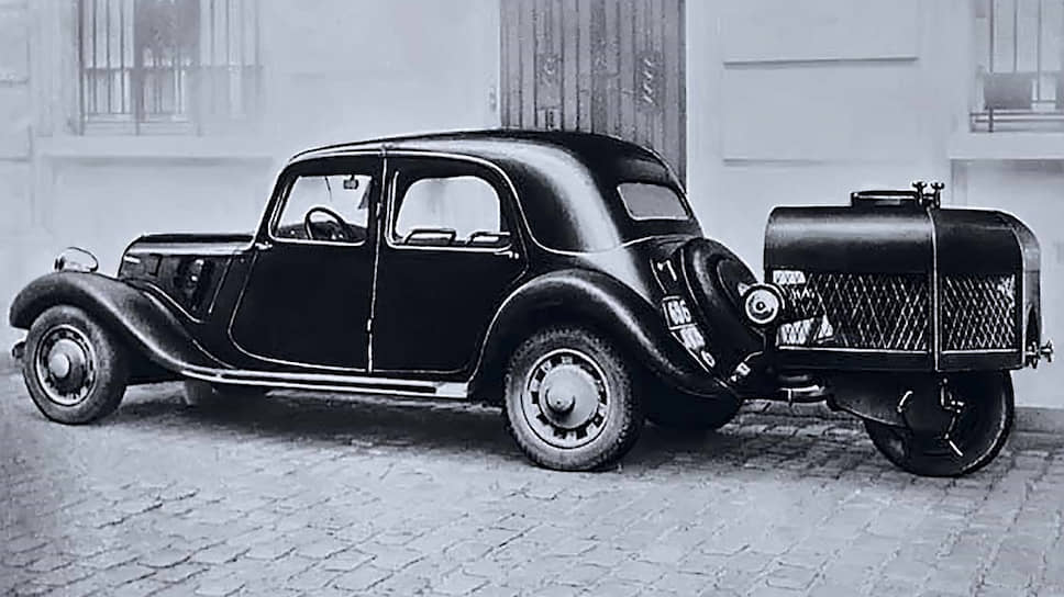 В период войны в Германии, помимо прочего, был налажен выпуск нескольких легковых газогенераторных автомобилей, предназначенных для гражданского населения. Среди них – народный KDF, буржуазный Mercedes-Benz 230 и даже роскошный лимузин Adler Diplomat L4, чей карбюраторный мотор объемом 2,9 литра «приспособился» употреблять деревянные чурки.
