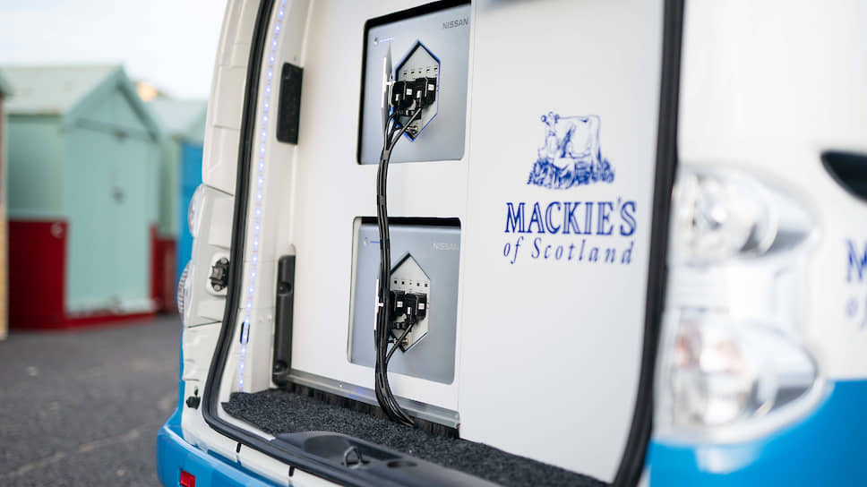 Мороженое фургон продает непростое. Его производит шотландская компания Mackie’s, которая для обеспечения электричеством своих ферм и фабрик использует ветровые и солнечные генераторы, а в мороженое не добавляет искусственные ингредиенты.
