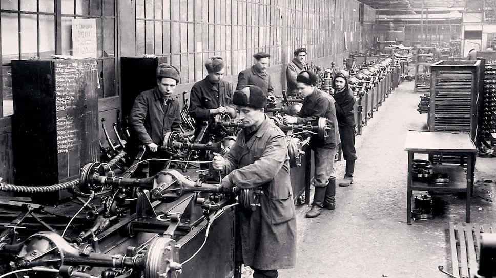В 1947 году при изготовлении одного автомобиля на зарплату рабочим уходило 2911 рублей, в 1948-м – 1349, в 1949-м – 1036, в 1950-м – 744, в 1951-м – 628, в 1952-м – 643, в 1954-м – 561, а в 1954 году – 571 рубль.