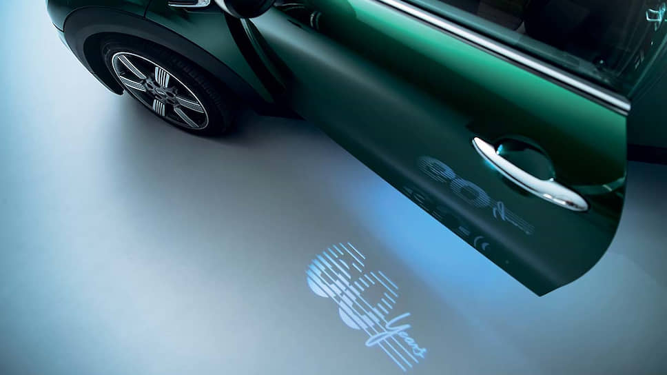 60-летие бренда, давшего впоследствии миру первый компактный автомобиль премиум-сегмента, решили отметить выпуском специальной серии MINI 60 Years Edition в трех- и пятидверном вариантах. Юбилейная серия узнаваема по пришедшему из шестидесятых цвету British Racing Green, фирменным черным полосам на капоте и стильным эмблемам 60 Years на боковых воздухозаборниках.