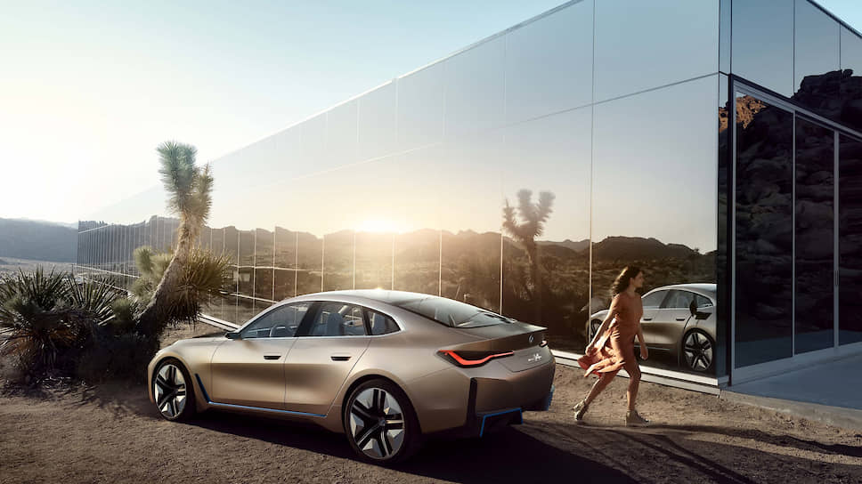 Новый электрокар станет первым полностью «зеленым» автомобилем BMW в семействе чытырехдверных Gran Coupe. В гигантские «ноздри» BMW i4 Concept интегрировали панель с комплексом различных сенсоров для беспилотной езды.
