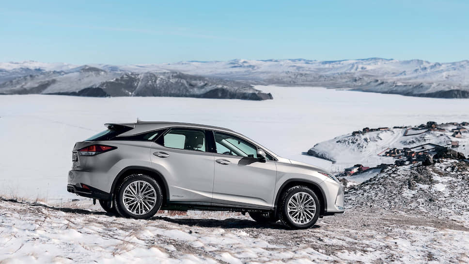 Lexus выкатил на байкальский лед все новое поколение своих внедорожников. Компания не устраивала тест-драйв, это было, скорее, приключением.
