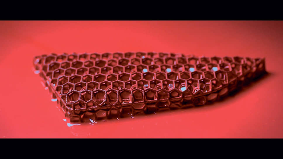 Специальные окошки позволяют увидеть цветные детали решетчатой структуры, напечатанной на 3D-принтере, и придают сиденью-ковшу совершенно уникальный вид.