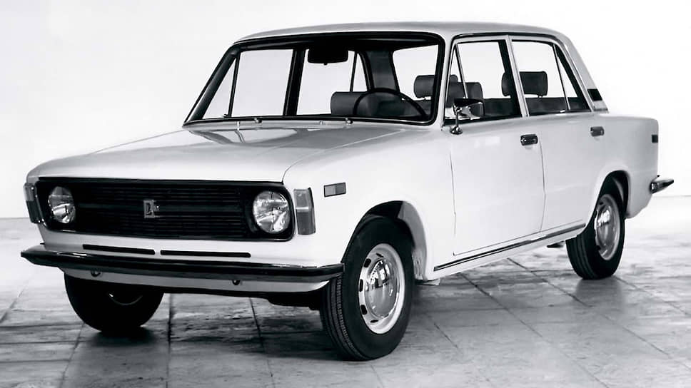 В следующем варианте от прямоугольных «москвичевских» фар решили отказаться и стали экспериментировать с круглой светотехникой. Одной из проб в этом направлении стало сужение двух фар, интегрированных в общую облицовку радиатора из черного пластика, и размещение на торцах передних крыльев вертикальных подфарников. Получился какой-то польский Fiat-125P, только двухфарный, и на этом работы свернули.