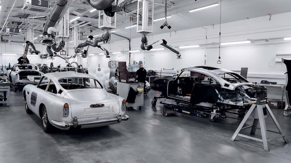 Процесс создания каждого DB5 Goldfinger Continuation занимает около 4500 часов и осуществляется во всемирно известной штаб-квартире Aston Martin Heritage Division в Ньюпорт-Пагнелле. Здесь не производили модель DB5 уже более пятидесяти лет, поэтому нынешние машины уже определенно часть уникальной истории.