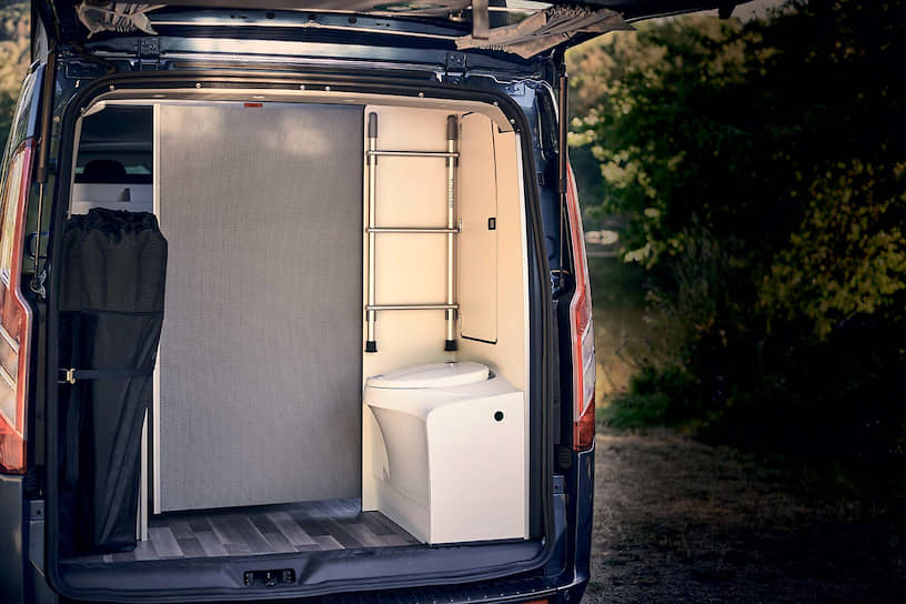 Ford Transit Nugget Plus готов к максимально автономным путешествиям. Помимо трансформирующихся спальных мест и кухни, салон несет с собой запас из 42 литров воды, оборудован модулем для раздачи интернета и, конечно же, туалетной комнатой.
