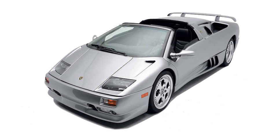Lamborghini Diablo VT Roadster «рисовал» Maрчелло Гандини. Автомобиль был впервые показан публике в 1995 году и отличался от купе съемной карбоновой крышей. Открытые фары – опция.
