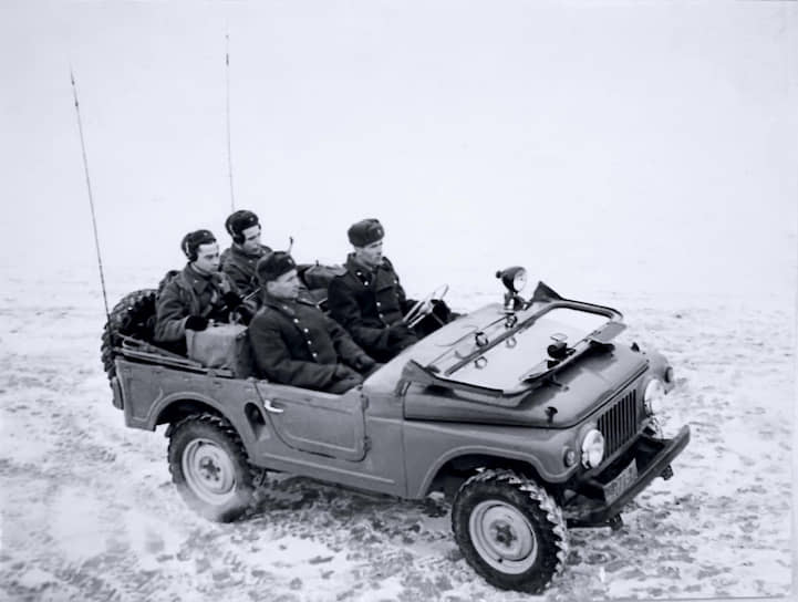 «Москвич-415» предполагалось использовать в Советской армии в качестве командирского автомобиля для связи, разведки и десантных операций. Но требованиям ВДВ он не отвечал, поскольку его вместимость была хуже, чем у ГАЗ-69.