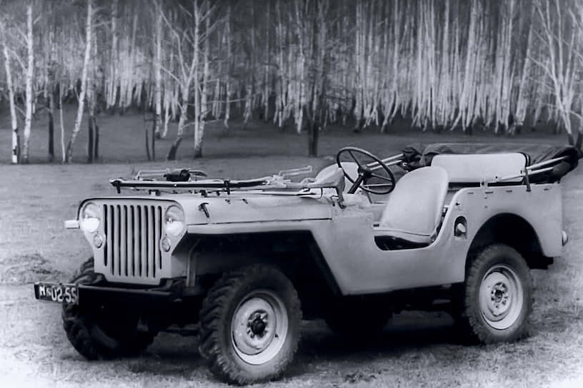 Первый образец полноприводного «Москвича» был построен в 1957 году и являлся почти точной копией американского Willys MB, но с «москвичевскими» мостами, двигателем и трансмиссией. Откидное ветровое стекло вместе с рамкой позаимствовали у внедорожника ГАЗ-69, находившегося тогда в производстве. 
