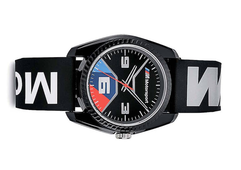 Часы с тремя стрелками и силиконовым ремешком в характерном для автоспорта дизайне BMW M придутся по нраву любому, кто любит скоростную езду.