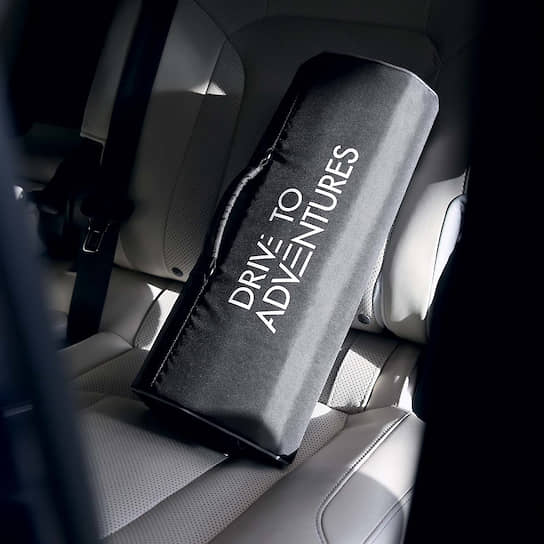 Для тех, кто соскучился по самолетам и аэропортам, Lexus приготовил чехол для чемодана, багажные бирки и спальный набор пассажира, куда входят подушка для шеи, беруши и повязка на глаза.