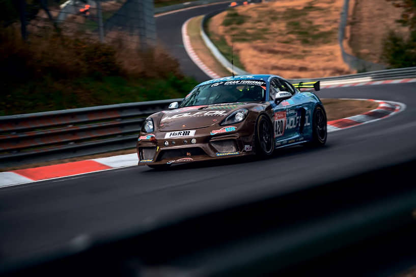 Оснащенный обвесом из композитного материала из натурального волокна Porsche 718 Cayman GT4 MR принимает участие в 24-часовой гонке Нюрбургринга под стартовым номером 420.