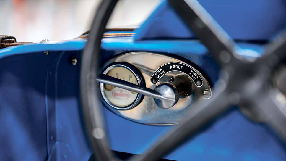 Baby Bugatti хоть и автомобиль для детей, но получил собственный индекс Type 52 по общезаводскому порядку обозначения больших моделей. На приборной панели вместо спидометра стоит индикатор разрядки батареи. Эстимейт лота составляет 10–15 тысяч долларов.
