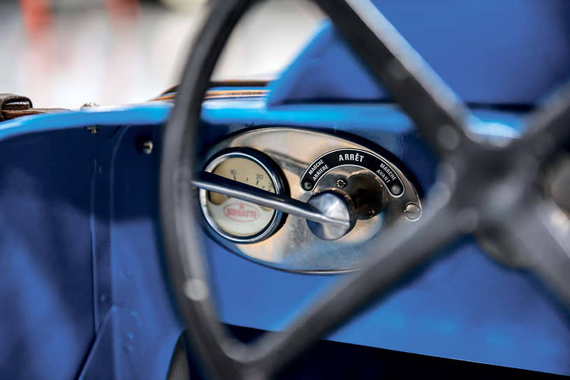 Baby Bugatti хоть и автомобиль для детей, но получил собственный индекс Type 52 по общезаводскому порядку обозначения больших моделей. На приборной панели вместо спидометра стоит индикатор разрядки батареи. Эстимейт лота составляет 10–15 тысяч долларов.
