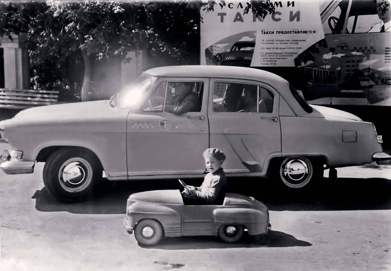 Иногда модели педальных машинок отставали от настоящих. Так, похожий на «Победу» автомобильчик «Урал» начали выпускать в 1957 году, когда уже появилась «Волга» ГАЗ-21.
