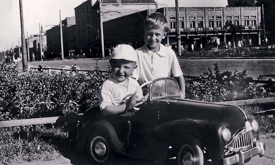Необычная педальная машинка, название которой и производитель неизвестны. Возможно, что это самоделка в стиле американских автомобилей. Фото датировано 10 июля 1959 года.
