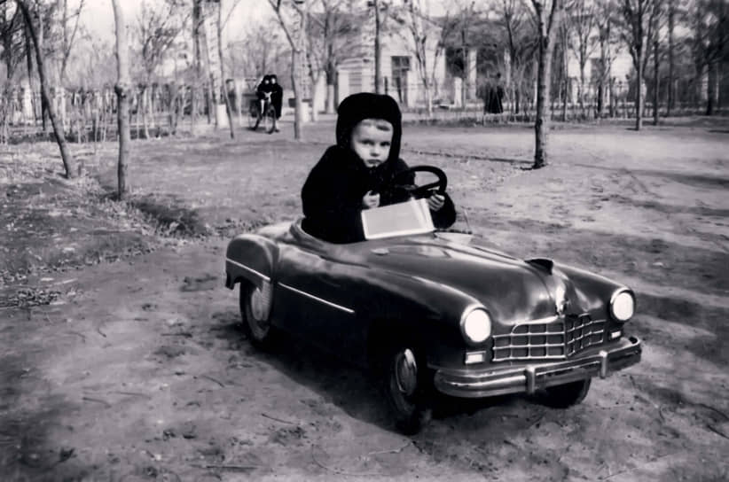 Педальные ЗИМы делали вовсе не на Горьковском автомобильном заводе имени Молотова, а на Львовском станкоремонтном заводе. Машинку начали выпускать в 1956 году, когда настоящий ЗИМ находился в производстве шесть лет. Внешнее сходство почти стопроцентное.
