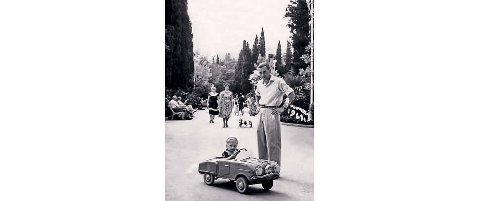 Педальный «Москвич» появился в 1960 году и был копией американского Studebaker. Такие выпускала итальянская фирма Giordani, но это не помешало скопировать машинку.
