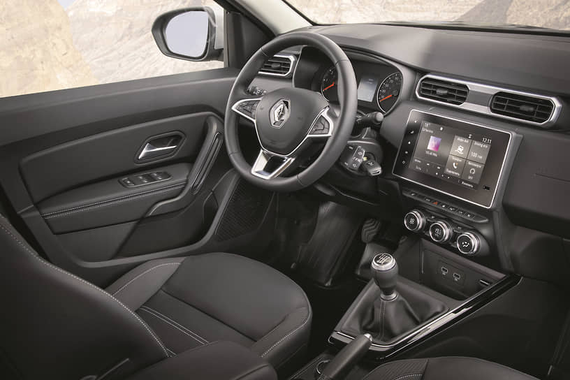 Салон Renault Duster стал гораздо современнее. Не в последнюю очередь благодаря мультимедийной системе Easy Link с голосовым управлением, которая доступна в топовых комплектациях. Она не только позволяет пользоваться такими благами цивилизации, как Android Auto, Apple CarPlay и «Яндекс.Навигатор», но также выводит картинку с камер кругового обзора. Эта функция особенно полезна на бездорожье, так как практически дает возможность заглянуть под колеса.