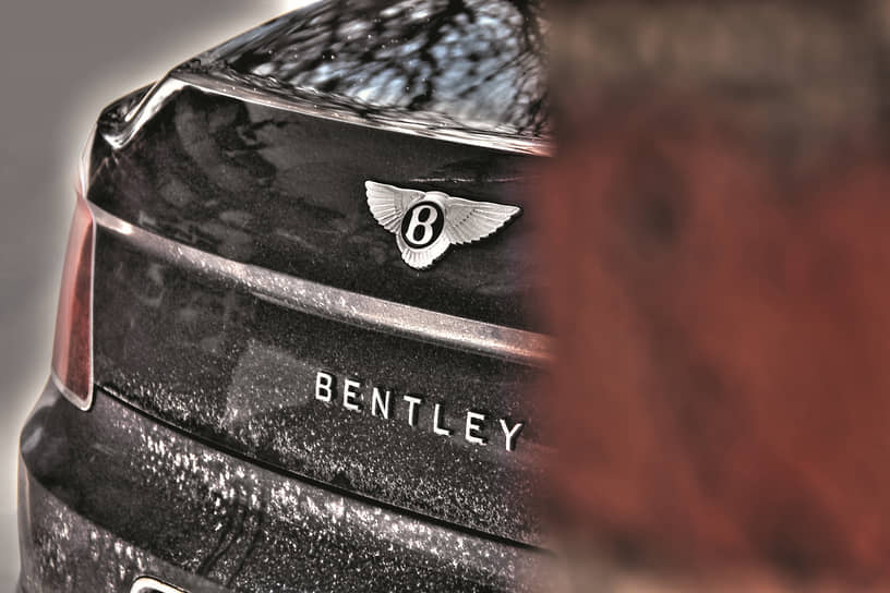 Новый Flying Spur был создан с чистого листа на полностью новой платформе. Скульптурные поверхности и выразительные линии кузова удалось получить с помощью технологии суперформовки, впервые примененной в новом Bentley Continental GT.