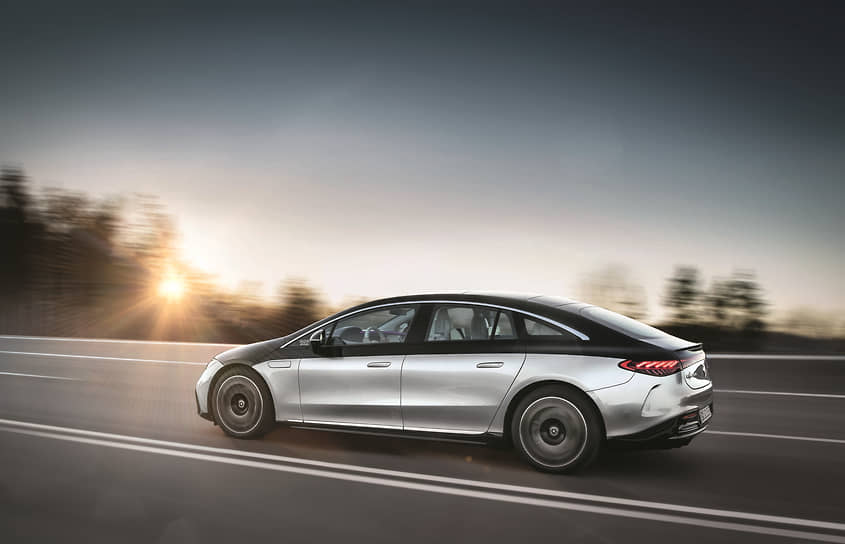 К 2030 году более половины автомобилей, продаваемых Mercedes-Benz, будут иметь гибридные или полностью электрические силовые установки, а еще через десять лет компания из Штутгарта обещает окончательно отказаться от автомобилей с двигателями внутреннего сгорания.
