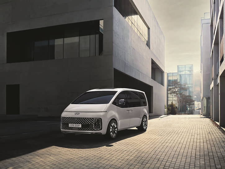 В дальнейшем компания Hyundai планирует запустить линейку спецтранспорта на базе модели Staria, в которую войдут VIP-минивэн, автомобиль скорой помощи и фургон для кемпинга. Также в планы компании на ближайшие годы входит создание экологически чистых версий.