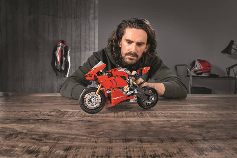 Lego Ducati Panigale V4 R понравится не только взрослым фанатам спортивных байков. Этот набор – увлекательная игрушка, позволяющая изучить подросткам, как работает мотоцикл.

