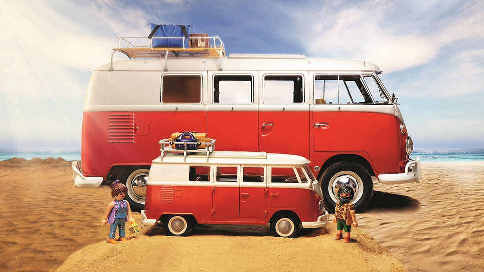 Интересно сравнить размеры настоящего Volkswagen T1 Camping Bus и игрушечного. Длина – 428 см, ширина – 175, высота – 220 против 25, 11 и 13 см соответственно.
