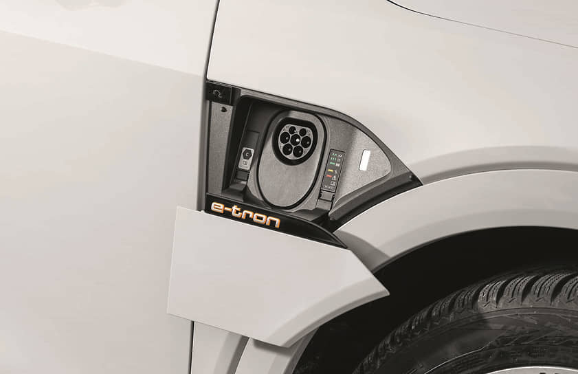 На принадлежность к электромобилям указывает не только розетка, но и логотип «высоковольтного» ярко-оранжевого цвета.