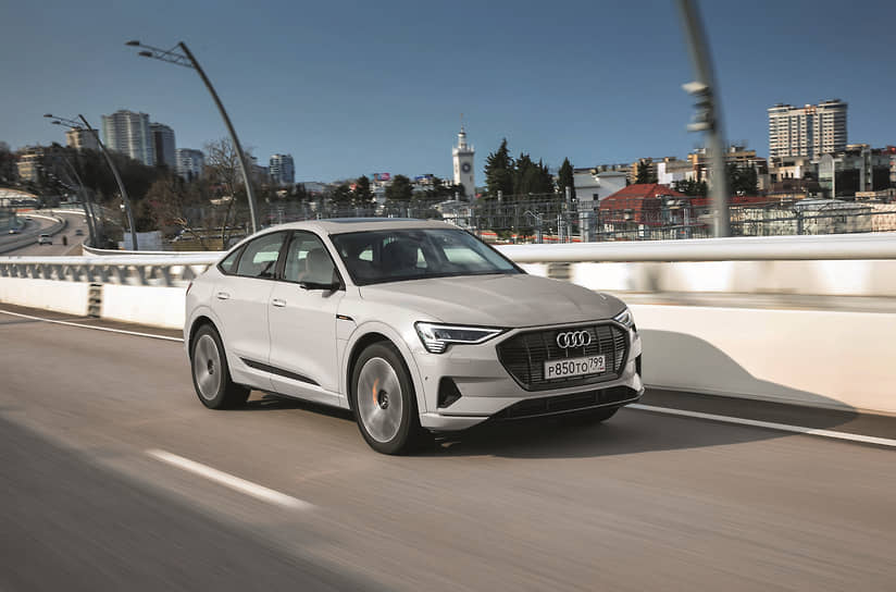 Впервые для серийного автомобиля Audi предлагаются цифровые светодиодные матричные фары. Состоящие из множества миниатюрных пикселей, они обеспечивают еще более динамичное и точное освещение дороги.