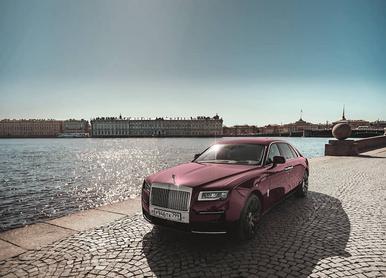 Описывая новый Rolls-Royce Ghost, британский автожурналист Мэт Уотсон назвал его «немного похожим на Кенсингтонский дворец, в котором живет молодое поколение королевской семьи». По внешнему виду дворец, но внутри начинен самым современным оборудованием. 