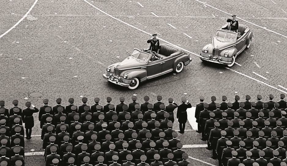 Серые фаэтоны ЗИС-110Б с 1953 года сменили традиционных коней во время ежегодных военных парадов на Красной площади, приуроченных к 7 ноября. Один автомобиль использовался командующим парадом, а второй – принимающим парад.