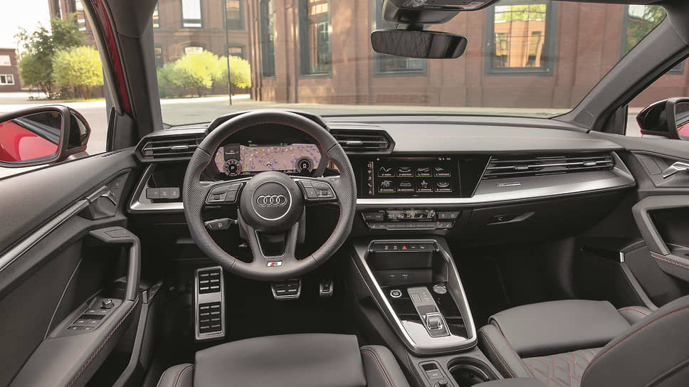 Вот такое современное «цифровое пространство» есть у любой Audi A3 четвертого поколения, так что за HD-дисплеи в щитке приборов и в центре передней панели доплачивать не придется.