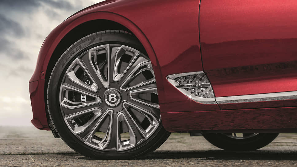 Секрет огромных 22-дюймовых колес с шинами Pirelli P Zero – самовыравнивающиеся центральные вставки, благодаря устройству которых литеры B неизменно находятся в вертикальном положении. Кроме окраски, диски подверглись и специальной полировке