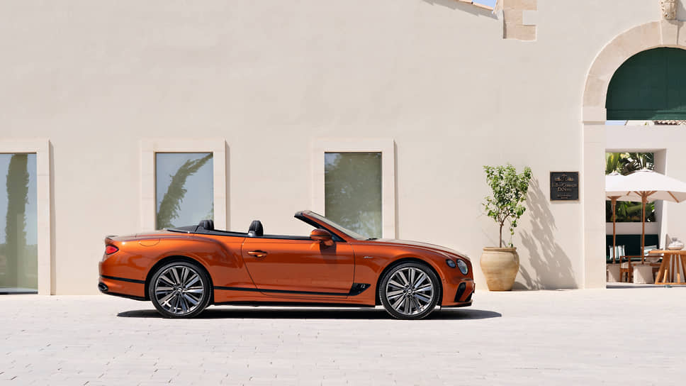 Стиль новинки комментировал прессе новый же шеф-дизайнер марки – Андреас Миндт. Ранее был главным по экстерьерам Audi. Теперешние боссы Миндта считают важным его опыт в оформлении электрокаров – пригодится для будущих электро-Bentley
