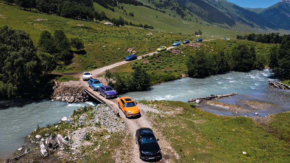 В этом году цветовая палитра Lamborghini Urus была расширена новыми цветами: светло-голубым Blu Cepheus, желто-зеленым Verde Scandal, оранжевым Arancio Borealis и фиолетовым Viola Pasifae. Именно таких оттенков полевые цветы мы увидели в горах Северного Кавказа